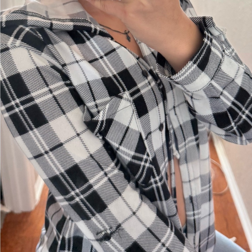 Eden & Olivia Black and White Casual Button Down Shirt